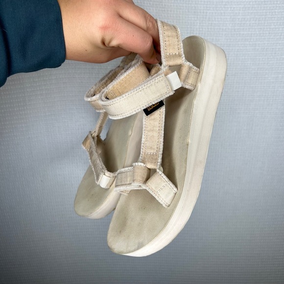 Teva Sandals Women's Size 8 Beige Fluffy Adjustable Straps Platform Casual Shoes - Picture 3 of 6